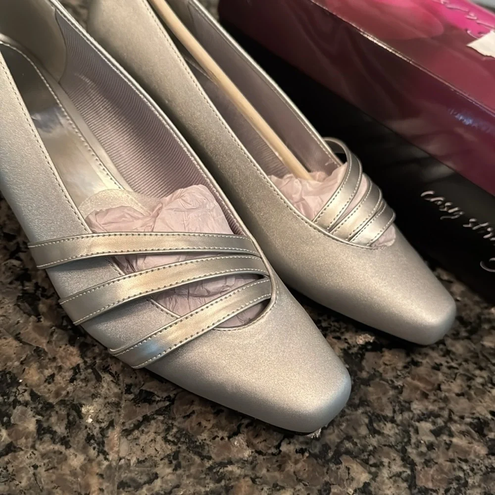 Easy Street entice squared toe silver satin 1.5 inch pump heel NIB 8.5W